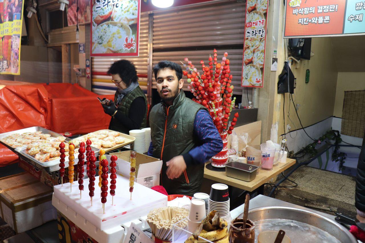 富平市場內正在熱鬧經營的包飯，食材新鮮且選擇多樣